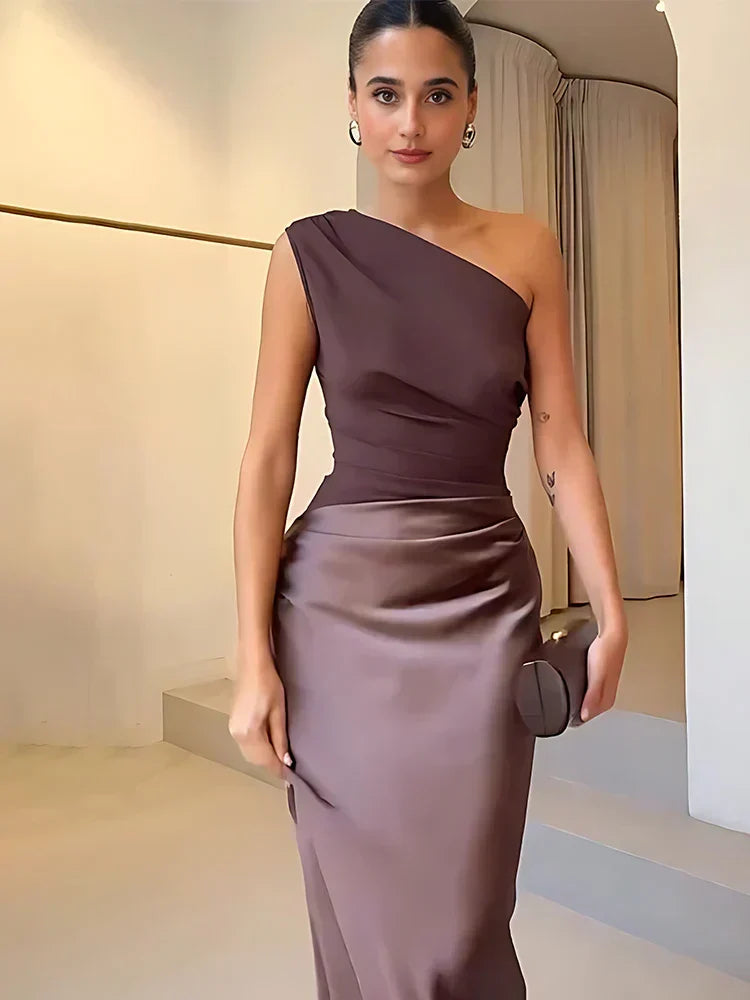 Amber™ – Ein Schulter Satin Maxikleid