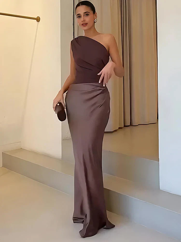 Amber™ – Ein Schulter Satin Maxikleid